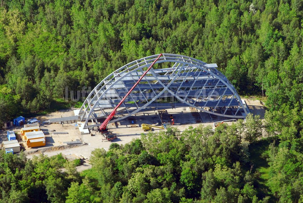 Luftaufnahme Bitterfeld - Bauwerk des Aussichtsplattform Bitterfelder Bogen in Bitterfeld im Bundesland Sachsen-Anhalt, Deutschland