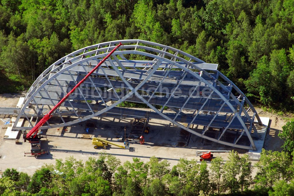 Luftbild Bitterfeld - Bauwerk des Aussichtsplattform Bitterfelder Bogen in Bitterfeld im Bundesland Sachsen-Anhalt, Deutschland