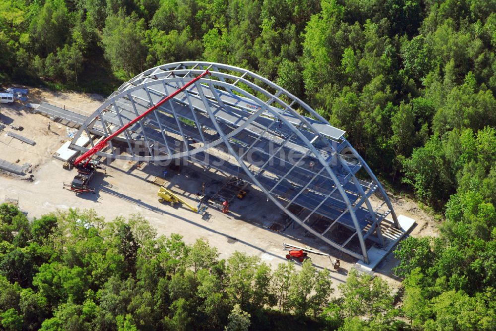 Bitterfeld von oben - Bauwerk des Aussichtsplattform Bitterfelder Bogen in Bitterfeld im Bundesland Sachsen-Anhalt, Deutschland