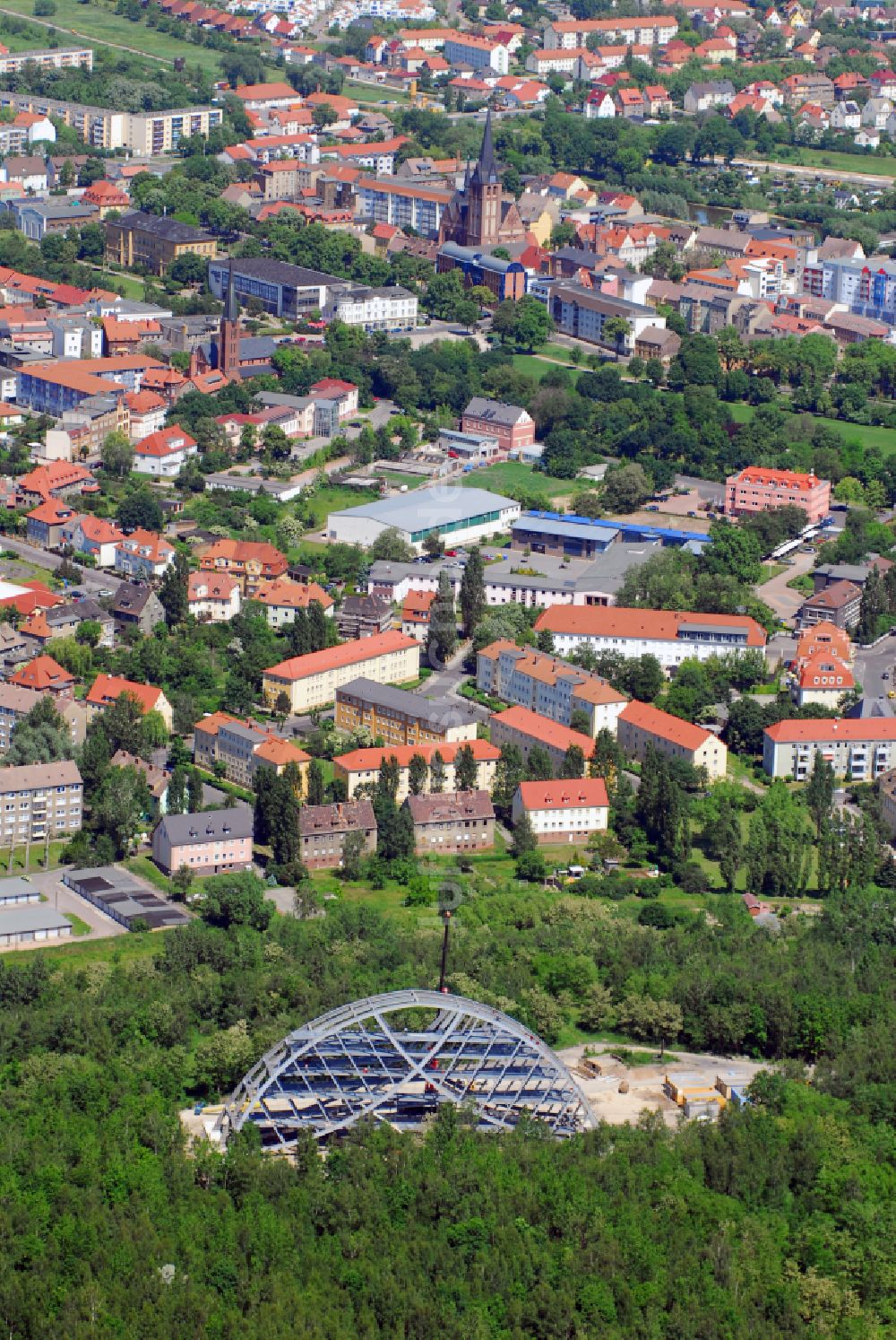 Bitterfeld aus der Vogelperspektive: Bauwerk des Aussichtsplattform Bitterfelder Bogen in Bitterfeld im Bundesland Sachsen-Anhalt, Deutschland