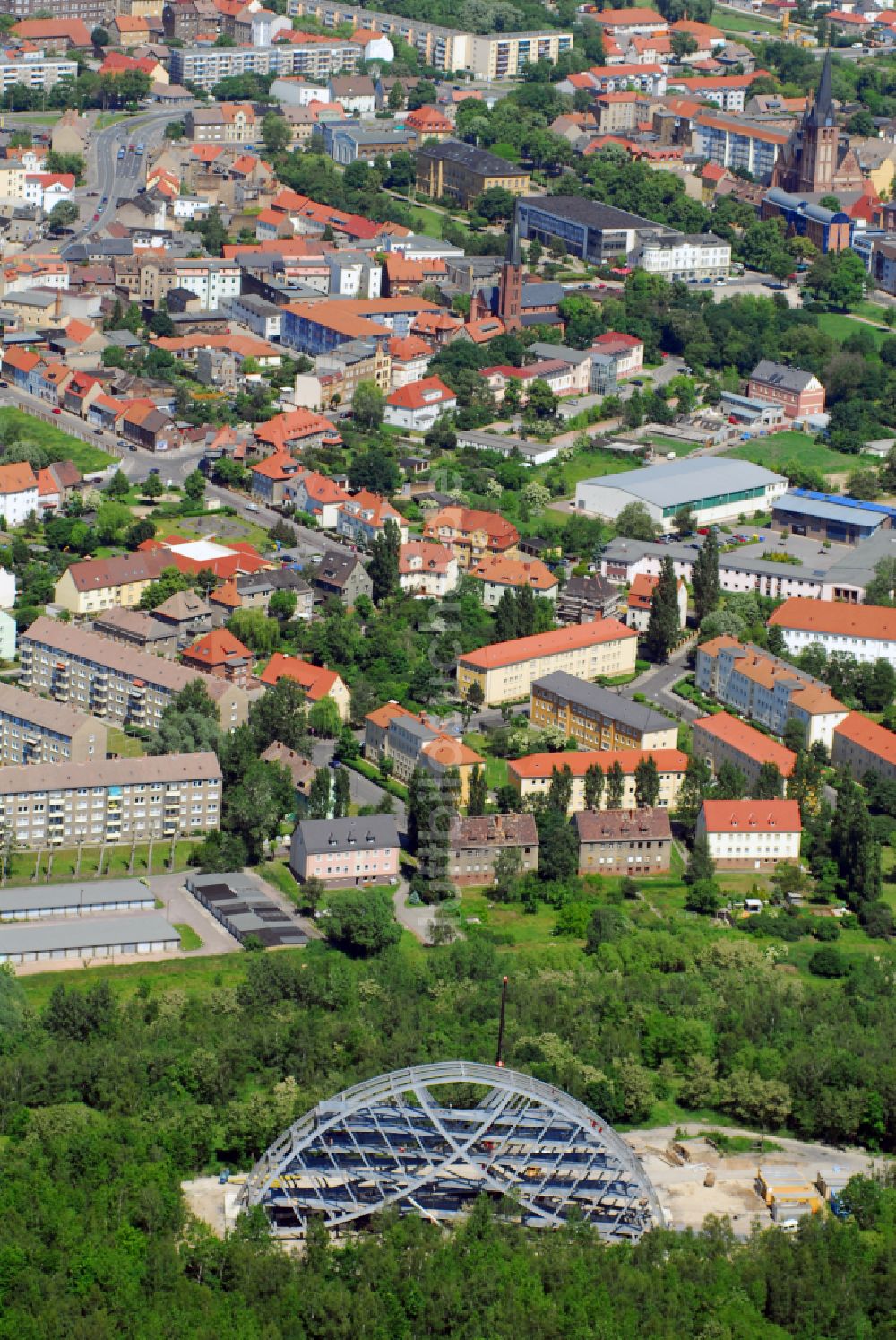 Luftbild Bitterfeld - Bauwerk des Aussichtsplattform Bitterfelder Bogen in Bitterfeld im Bundesland Sachsen-Anhalt, Deutschland