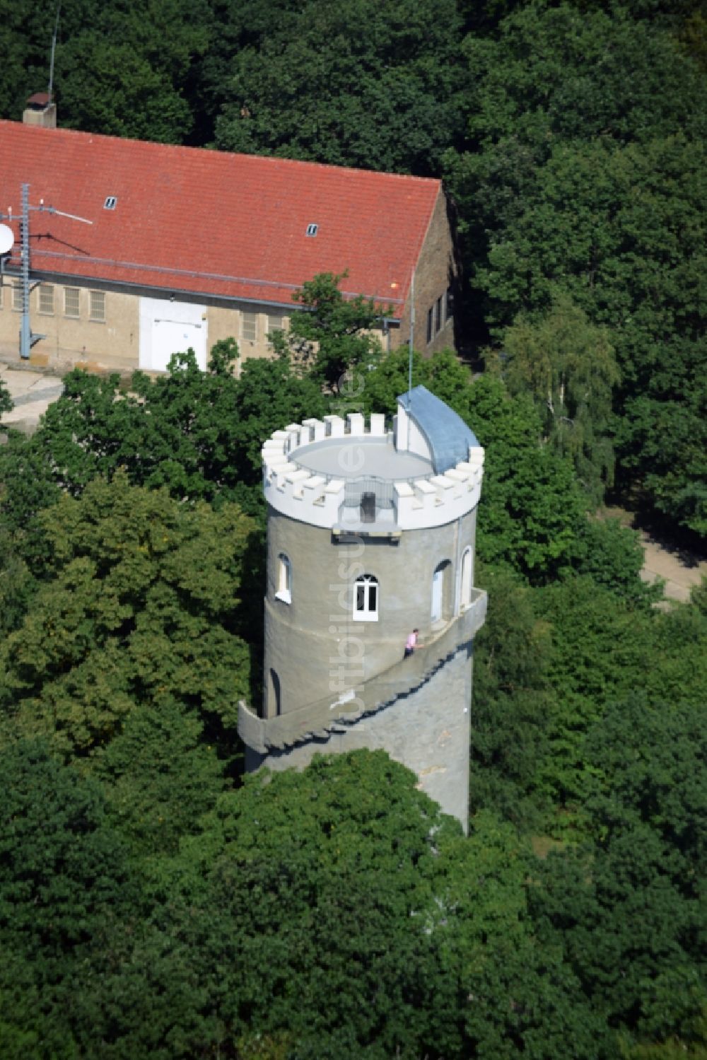 Collm aus der Vogelperspektive: Bauwerk des Aussichtsturmes Albertturm in Collm im Bundesland Sachsen