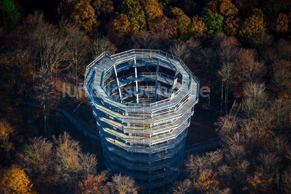 Luftaufnahme Ebracher Forst - Bauwerk des Aussichtsturmes Baumwipfelpfad Steigerwald Tower in Ebracher Forst im Bundesland Bayern, Deutschland