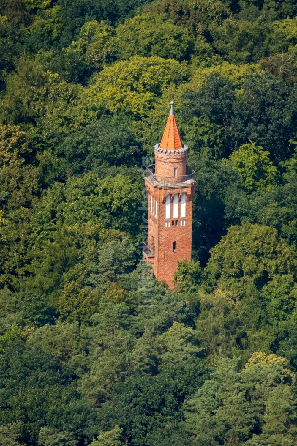 Luftaufnahme Neubrandenburg - Bauwerk des Aussichtsturmes Behmshöhe in einem Wald im Süden von Neubrandenburg im Bundesland Mecklenburg-Vorpommern