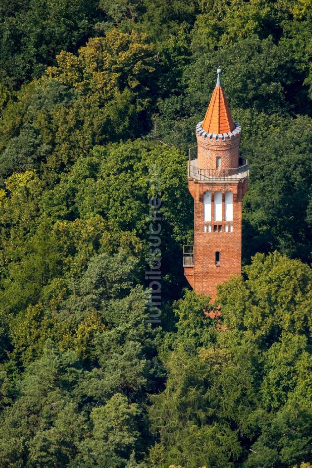 Luftbild Neubrandenburg - Bauwerk des Aussichtsturmes Behmshöhe in einem Wald im Süden von Neubrandenburg im Bundesland Mecklenburg-Vorpommern