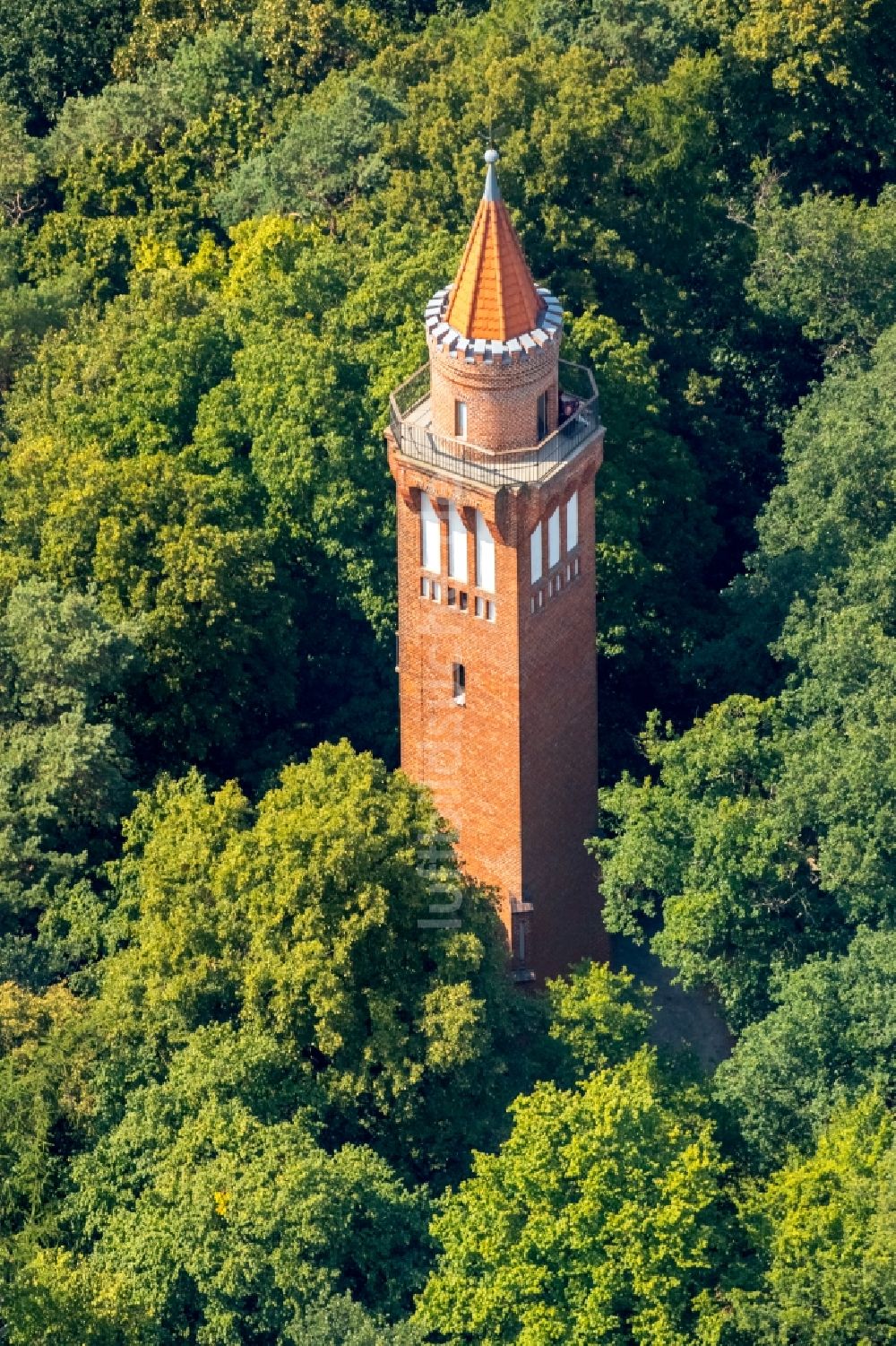 Luftaufnahme Neubrandenburg - Bauwerk des Aussichtsturmes Behmshöhe in einem Wald im Süden von Neubrandenburg im Bundesland Mecklenburg-Vorpommern