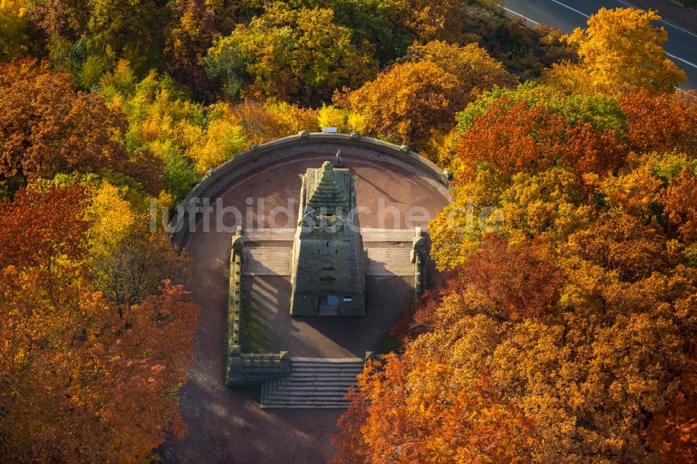 Luftbild Witten - Bauwerk des Aussichtsturmes Berger-Denkmal im Süden von Witten im Bundesland Nordrhein-Westfalen
