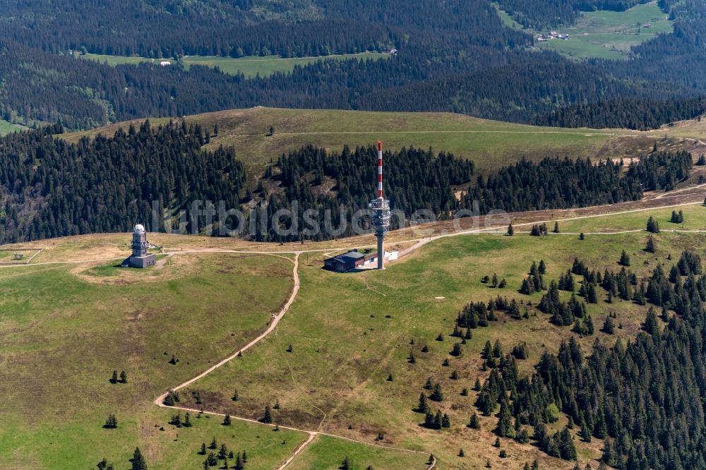 Luftaufnahme Feldberg (Schwarzwald) - Bauwerk des Aussichtsturmes auf der Bergkuppe in Feldberg (Schwarzwald) im Bundesland Baden-Württemberg, Deutschland