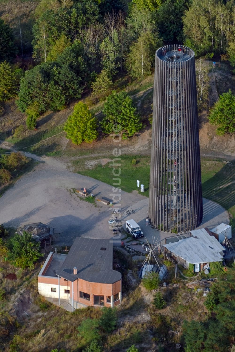 Luftaufnahme Hartmannsdorf - Bauwerk des Aussichtsturmes auf der Bistumshöhe in Hartmannsdorf im Bundesland Sachsen, Deutschland