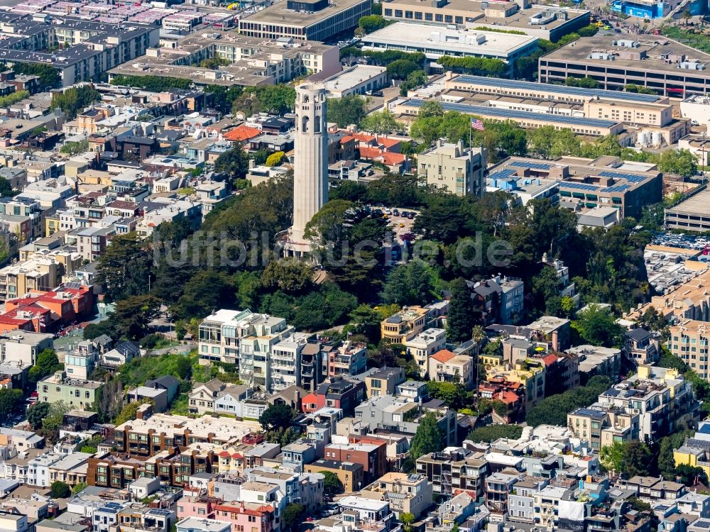 San Francisco aus der Vogelperspektive: Bauwerk des Aussichtsturmes Coit Tower im Pioneer Park Telegraph Hill Blvd in San Francisco in USA