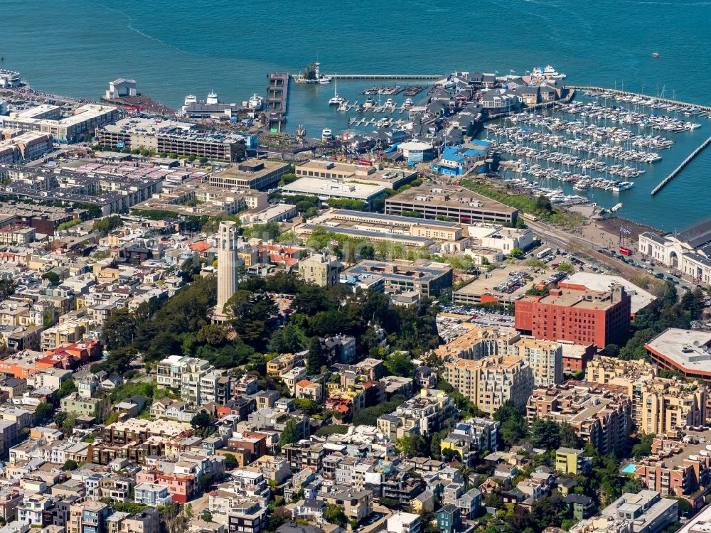 Luftbild San Francisco - Bauwerk des Aussichtsturmes Coit Tower im Pioneer Park Telegraph Hill Blvd in San Francisco in USA