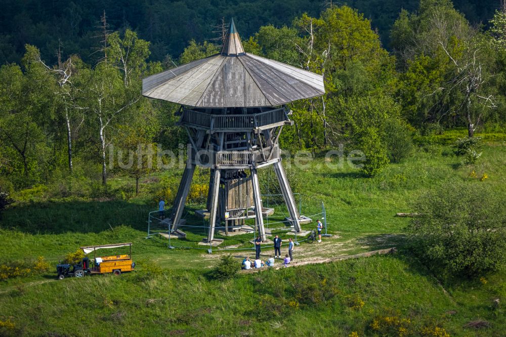 Steinheim von oben - Bauwerk des Aussichtsturmes Eggeturm in Steinheim im Bundesland Nordrhein-Westfalen, Deutschland