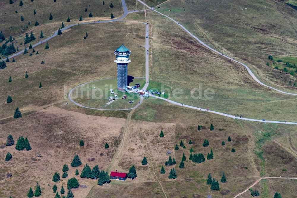 Luftbild Feldberg (Schwarzwald) - Bauwerk des Aussichtsturmes Feldbergturm, ehemals Fernmeldeturm heute als Event und Aussichtsturm genutzt in Feldberg (Schwarzwald) im Bundesland Baden-Württemberg, Deutschland