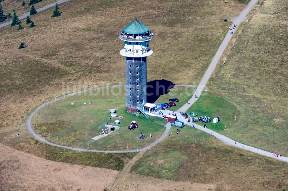 Luftbild Feldberg (Schwarzwald) - Bauwerk des Aussichtsturmes Feldbergturm, ehemals Fernmeldeturm heute als Event und Aussichtsturm genutzt in Feldberg (Schwarzwald) im Bundesland Baden-Württemberg, Deutschland