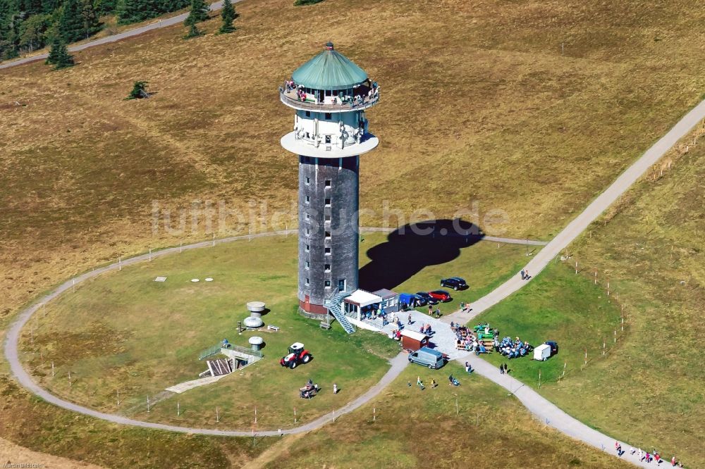 Luftaufnahme Feldberg (Schwarzwald) - Bauwerk des Aussichtsturmes Feldbergturm, ehemals Fernmeldeturm heute als Event und Aussichtsturm genutzt in Feldberg (Schwarzwald) im Bundesland Baden-Württemberg, Deutschland