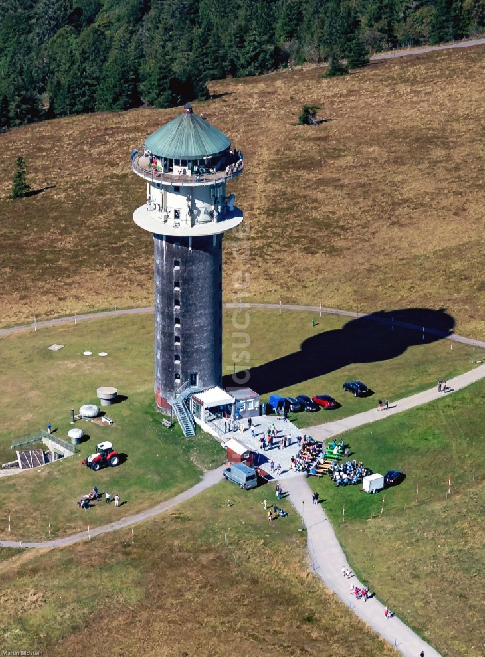 Feldberg (Schwarzwald) von oben - Bauwerk des Aussichtsturmes Feldbergturm, ehemals Fernmeldeturm heute als Event und Aussichtsturm genutzt in Feldberg (Schwarzwald) im Bundesland Baden-Württemberg, Deutschland