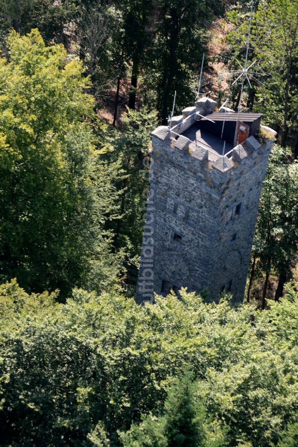 Lautertal (Odenwald) aus der Vogelperspektive: Bauwerk des Aussichtsturmes auf dem Felsberg in Lautertal (Odenwald) im Bundesland Hessen