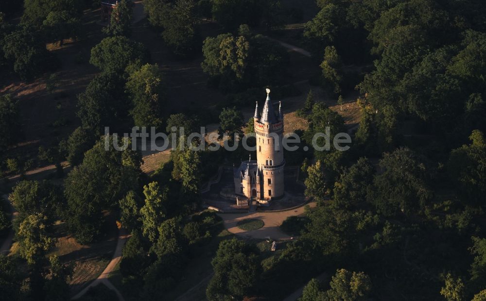 Luftbild Potsdam - Bauwerk des Aussichtsturmes Flatowturm im Park Babelsberg in Potsdam im Bundesland Brandenburg