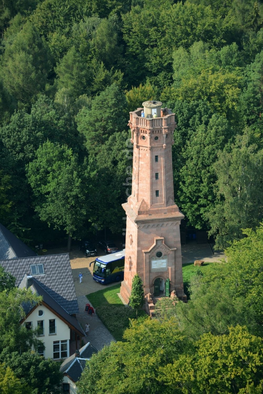 Rochlitz von oben - Bauwerk des Aussichtsturmes Friedrich-August-Turm am Rochlitzer Berg in Rochlitz im Bundesland Sachsen