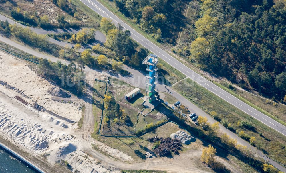 Luftbild Merzdorf - Bauwerk des Aussichtsturmes an der gefluteten Tagebaulandschaft Ostsee Ostsee in Merzdorf im Bundesland Brandenburg, Deutschland