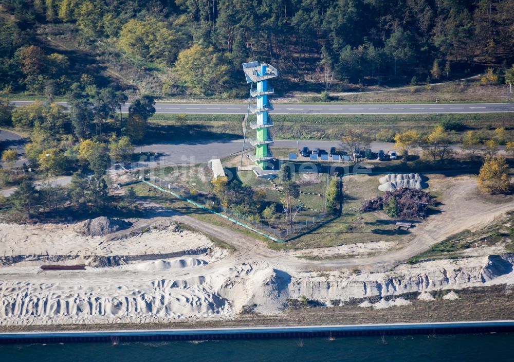 Luftaufnahme Merzdorf - Bauwerk des Aussichtsturmes an der gefluteten Tagebaulandschaft Ostsee Ostsee in Merzdorf im Bundesland Brandenburg, Deutschland