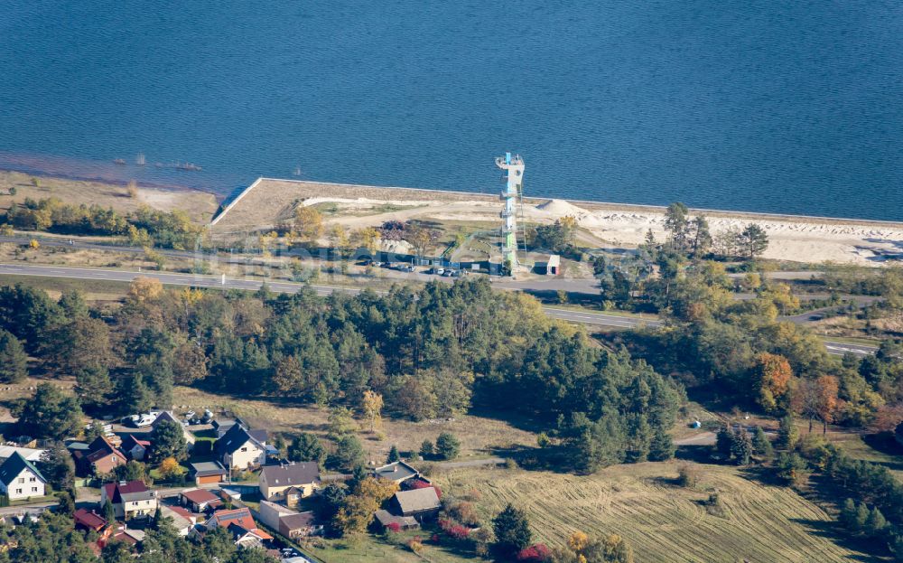 Merzdorf von oben - Bauwerk des Aussichtsturmes an der gefluteten Tagebaulandschaft Ostsee Ostsee in Merzdorf im Bundesland Brandenburg, Deutschland