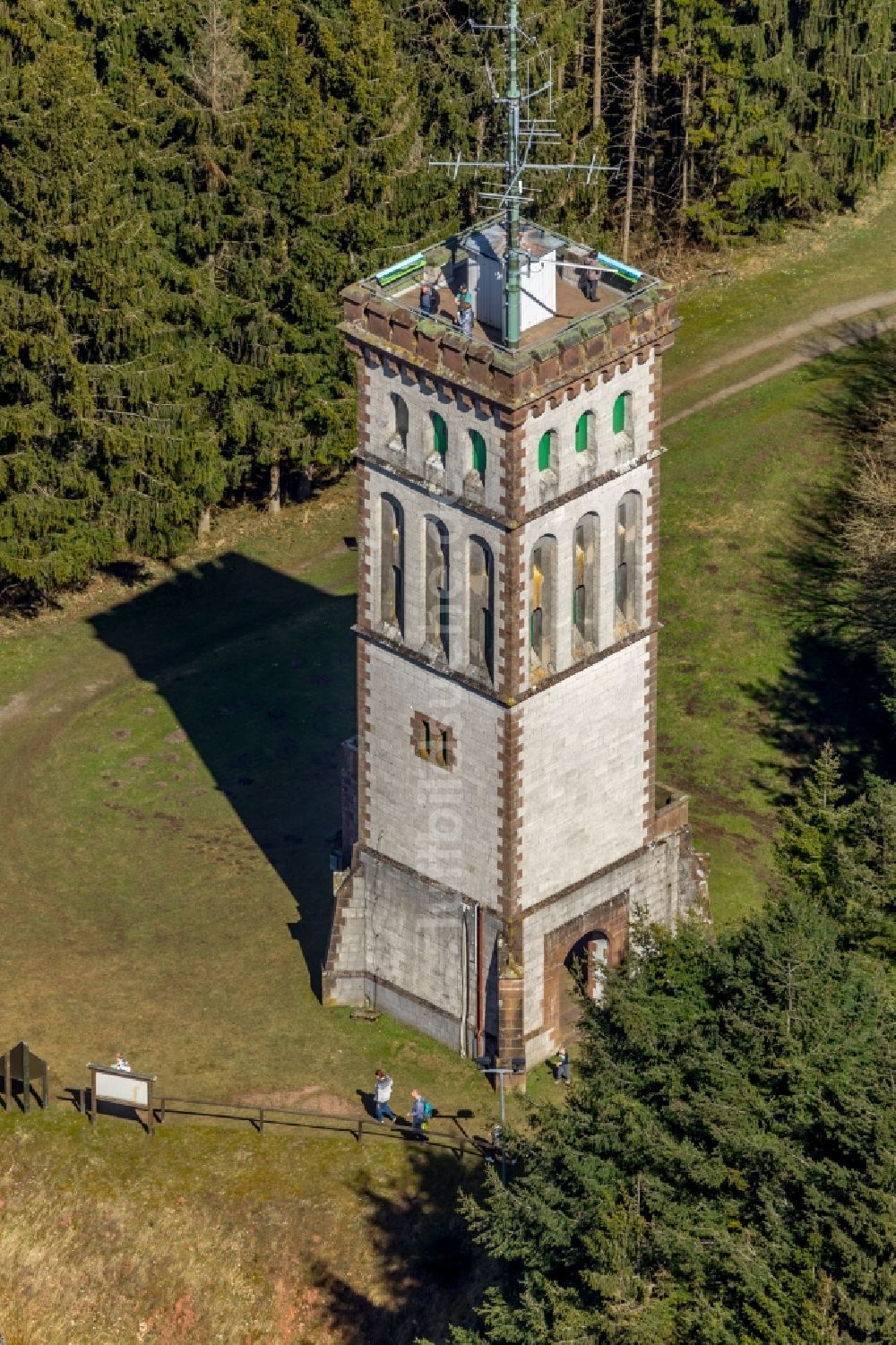 Korbach von oben - Bauwerk des Aussichtsturmes Georg-Victor-Turm im Ortsteil Goldhausen in Korbach im Bundesland Hessen, Deutschland