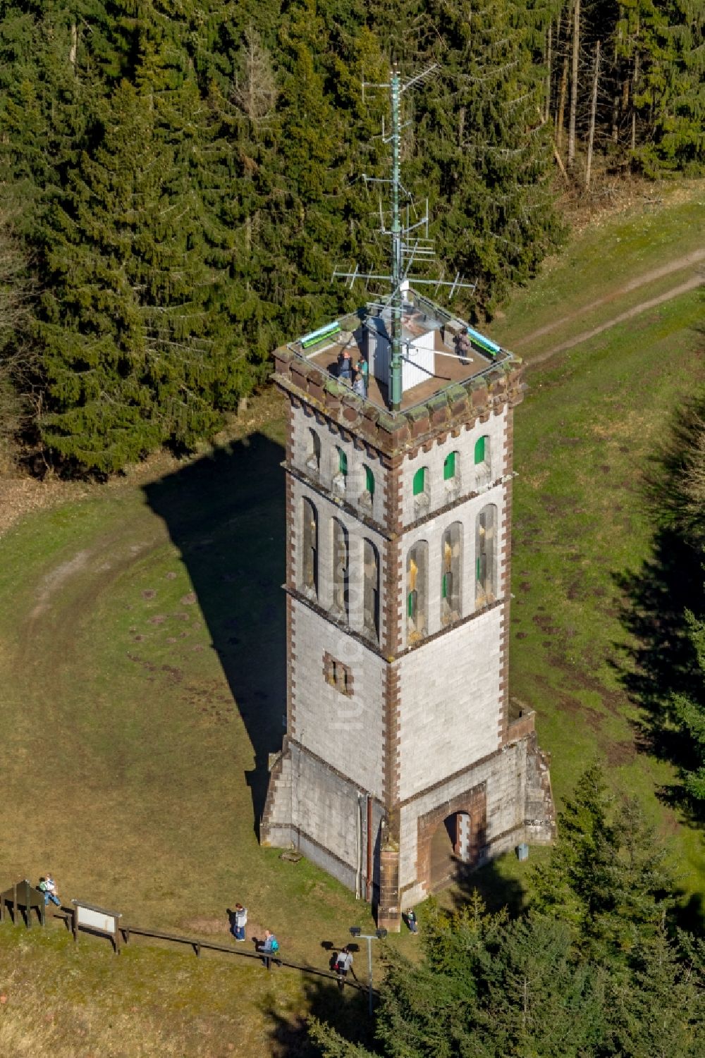 Korbach aus der Vogelperspektive: Bauwerk des Aussichtsturmes Georg-Victor-Turm im Ortsteil Goldhausen in Korbach im Bundesland Hessen, Deutschland