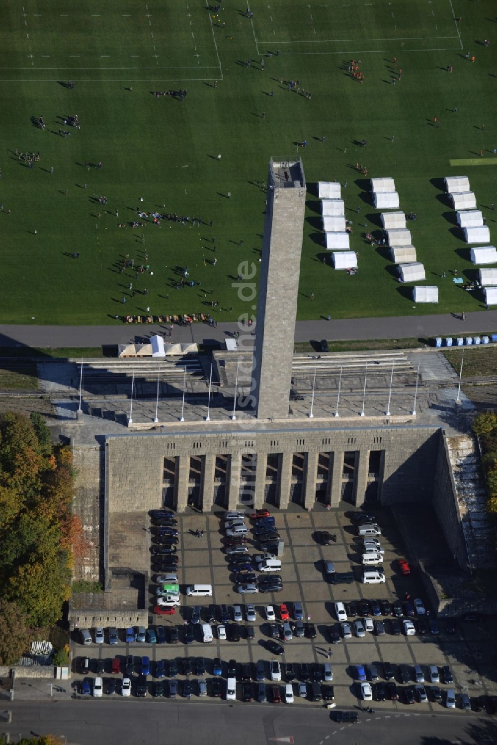 Luftbild Berlin - Bauwerk des Aussichtsturmes Glockenturm in Berlin