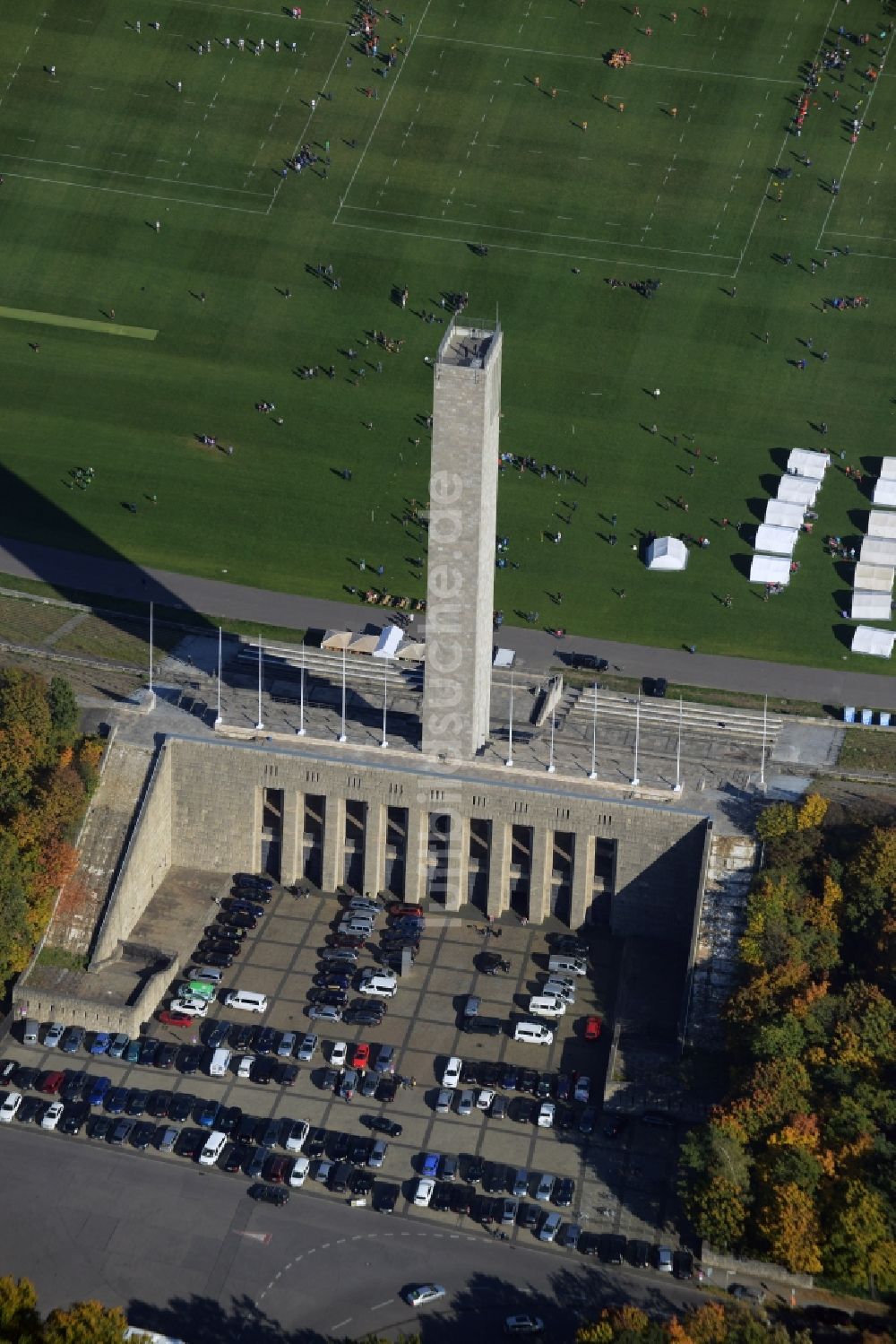 Berlin von oben - Bauwerk des Aussichtsturmes Glockenturm in Berlin