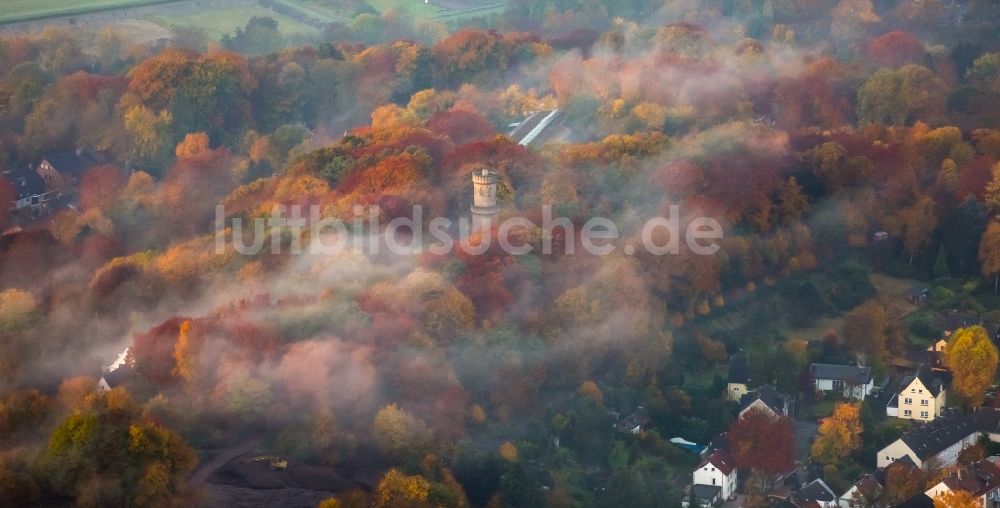 Witten aus der Vogelperspektive: Bauwerk des Aussichtsturmes Helenenturm auf dem mit herbstlich buntem Laubwald geschmückten Helenenberg in Witten im Bundesland Nordrhein-Westfalen