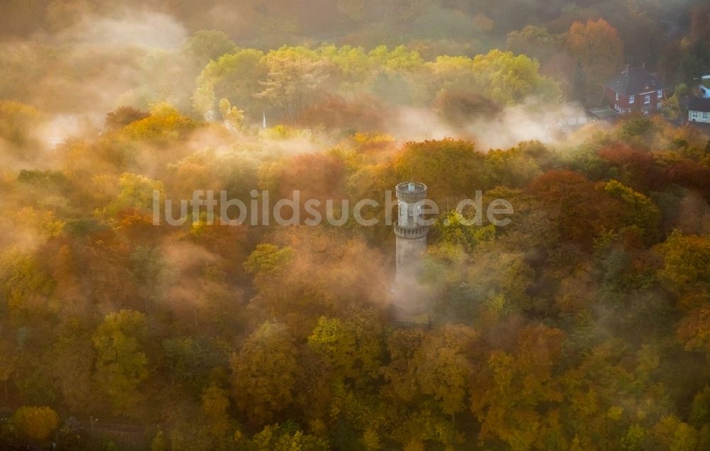 Witten aus der Vogelperspektive: Bauwerk des Aussichtsturmes Helenenturm auf dem mit herbstlich buntem Laubwald geschmückten Helenenberg in Witten im Bundesland Nordrhein-Westfalen