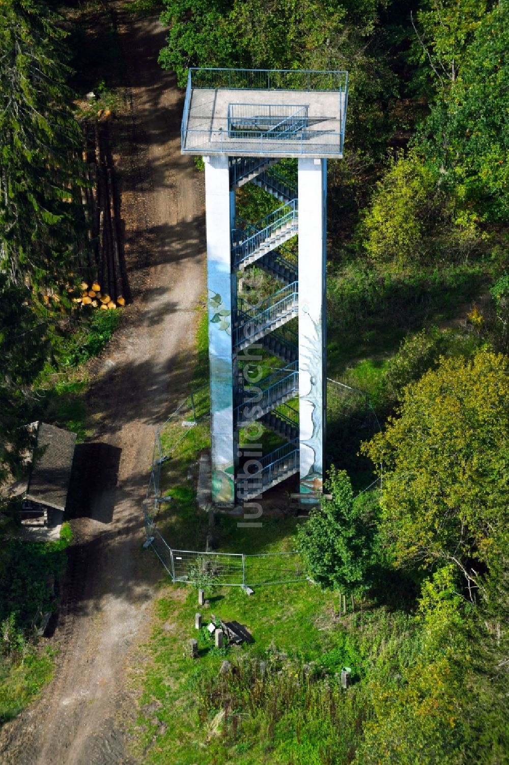 Georgsmarienhütte aus der Vogelperspektive: Bauwerk des Aussichtsturmes Hermannsturm in Georgsmarienhütte im Bundesland Niedersachsen, Deutschland