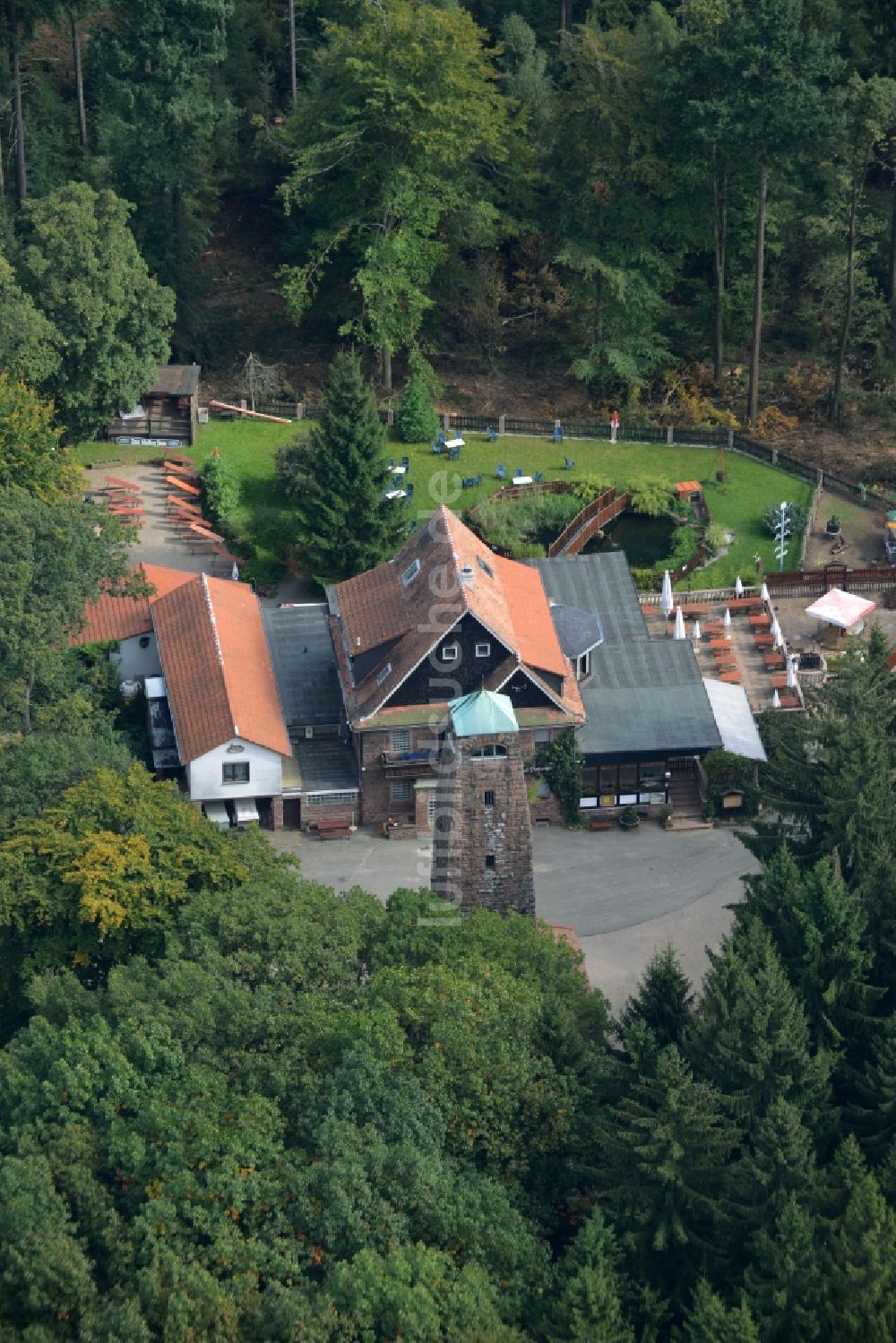 Dossenheim von oben - Bauwerk des Aussichtsturmes Höhengaststätte zum weissen Stein in Dossenheim im Bundesland Baden-Württemberg