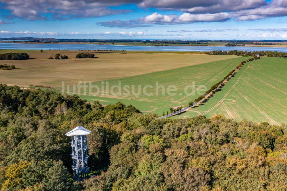 Neuenkirchen aus der Vogelperspektive: Bauwerk des Aussichtsturmes Johann-Jacob-Grümbke-Aussichtsturm auf dem Hoch Hilgor in Neuenkirchen im Bundesland Mecklenburg-Vorpommern, Deutschland