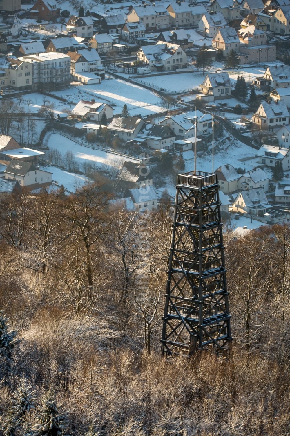 Meschede von oben - Bauwerk des Aussichtsturmes Küppelturm im Waldgebiet in Meschede im Bundesland Nordrhein-Westfalen