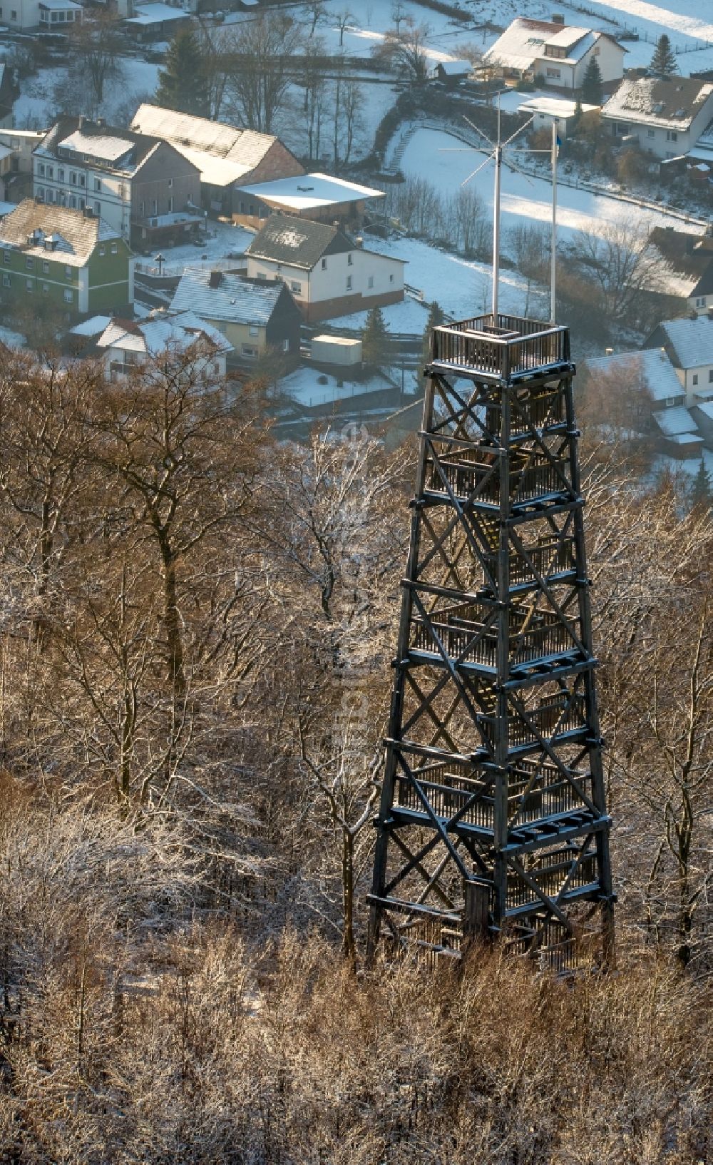 Meschede aus der Vogelperspektive: Bauwerk des Aussichtsturmes Küppelturm im Waldgebiet in Meschede im Bundesland Nordrhein-Westfalen