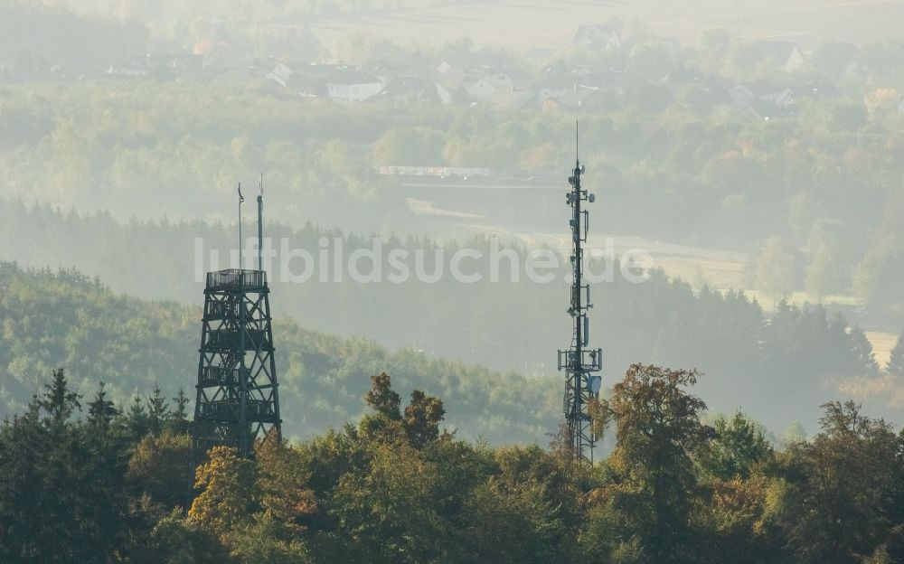 Luftaufnahme Meschede - Bauwerk des Aussichtsturmes Küppelturm im Waldgebiet in Meschede im Bundesland Nordrhein-Westfalen