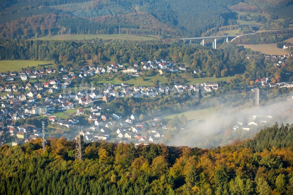 Meschede von oben - Bauwerk des Aussichtsturmes Küppelturm im Waldgebiet in Meschede im Bundesland Nordrhein-Westfalen