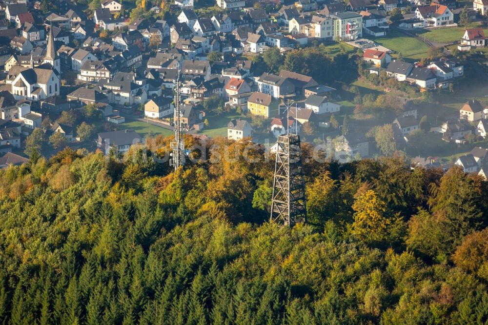 Meschede aus der Vogelperspektive: Bauwerk des Aussichtsturmes Küppelturm im Waldgebiet in Meschede im Bundesland Nordrhein-Westfalen