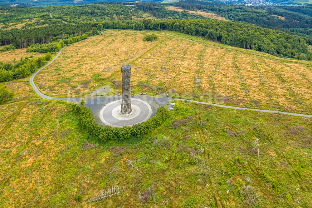 Luftaufnahme Meschede - Bauwerk des Aussichtsturmes Lörmecke-Turm am Plackweg in Meschede im Bundesland Nordrhein-Westfalen, Deutschland