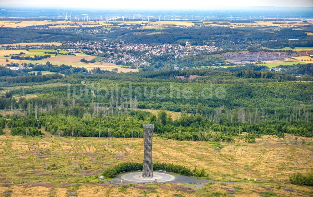 Meschede aus der Vogelperspektive: Bauwerk des Aussichtsturmes Lörmecke-Turm am Plackweg in Meschede im Bundesland Nordrhein-Westfalen, Deutschland