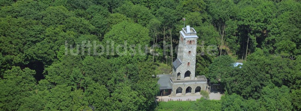 Luftaufnahme Rinteln - Bauwerk des Aussichtsturmes Luhdener Klippenturm am Kamm des Wesergebirges in Rinteln im Bundesland Niedersachsen