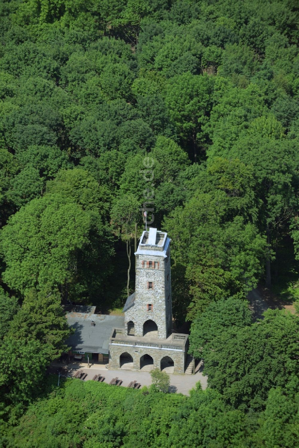 Luftaufnahme Rinteln - Bauwerk des Aussichtsturmes Luhdener Klippenturm am Kamm des Wesergebirges in Rinteln im Bundesland Niedersachsen