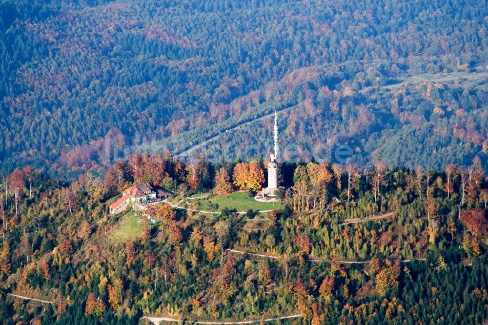 Baden-Baden von oben - Bauwerk des Aussichtsturmes Merkurturm in Baden-Baden im Bundesland Baden-Württemberg