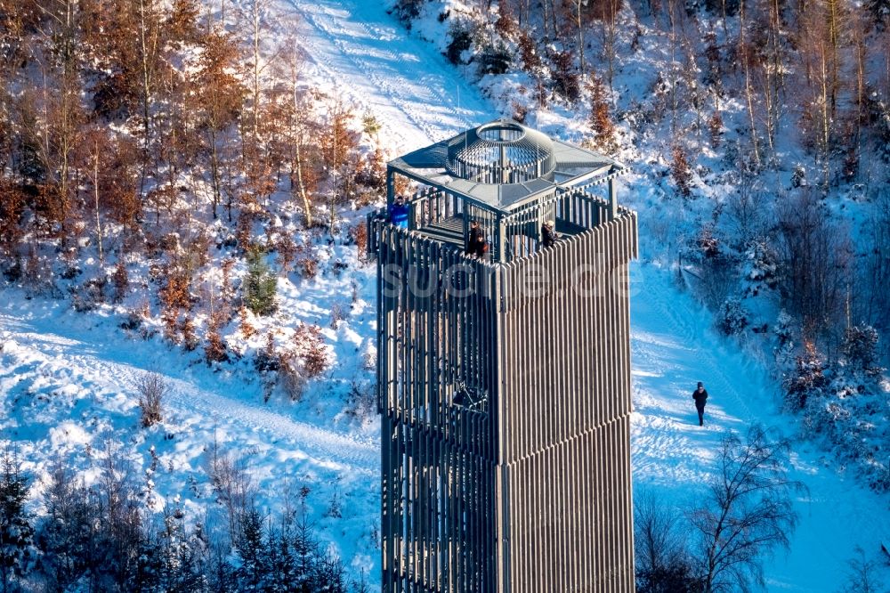 Möhnesee von oben - Bauwerk des Aussichtsturmes Möhnesee Turm im winterlich verschneiten Arnsberger Wald in Möhnesee im Bundesland Nordrhein-Westfalen