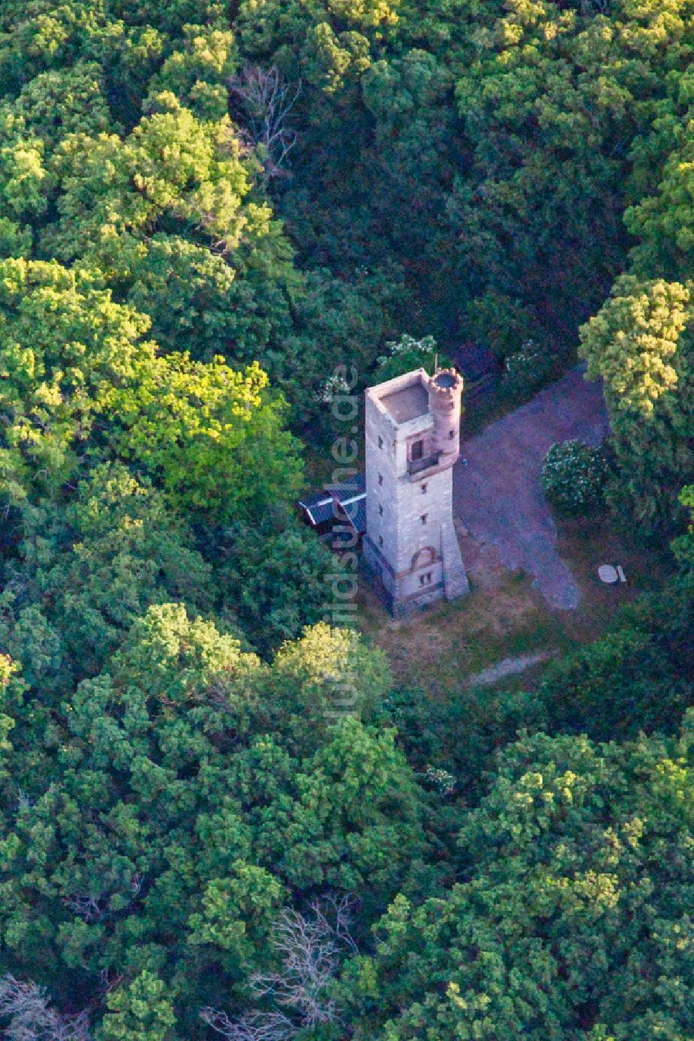 Sangerhausen von oben - Bauwerk des Aussichtsturmes Moltkewarte in Sangerhausen im Bundesland Sachsen-Anhalt, Deutschland