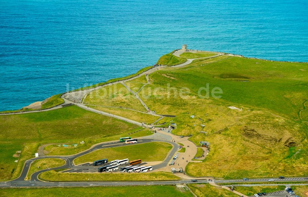 Clare von oben - Bauwerk des Aussichtsturmes O'Brien's Tower Burren Way in Clare, Irland