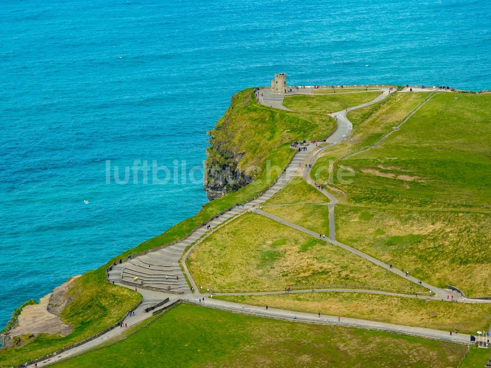 Luftbild Clare - Bauwerk des Aussichtsturmes O'Brien's Tower Burren Way in Clare, Irland