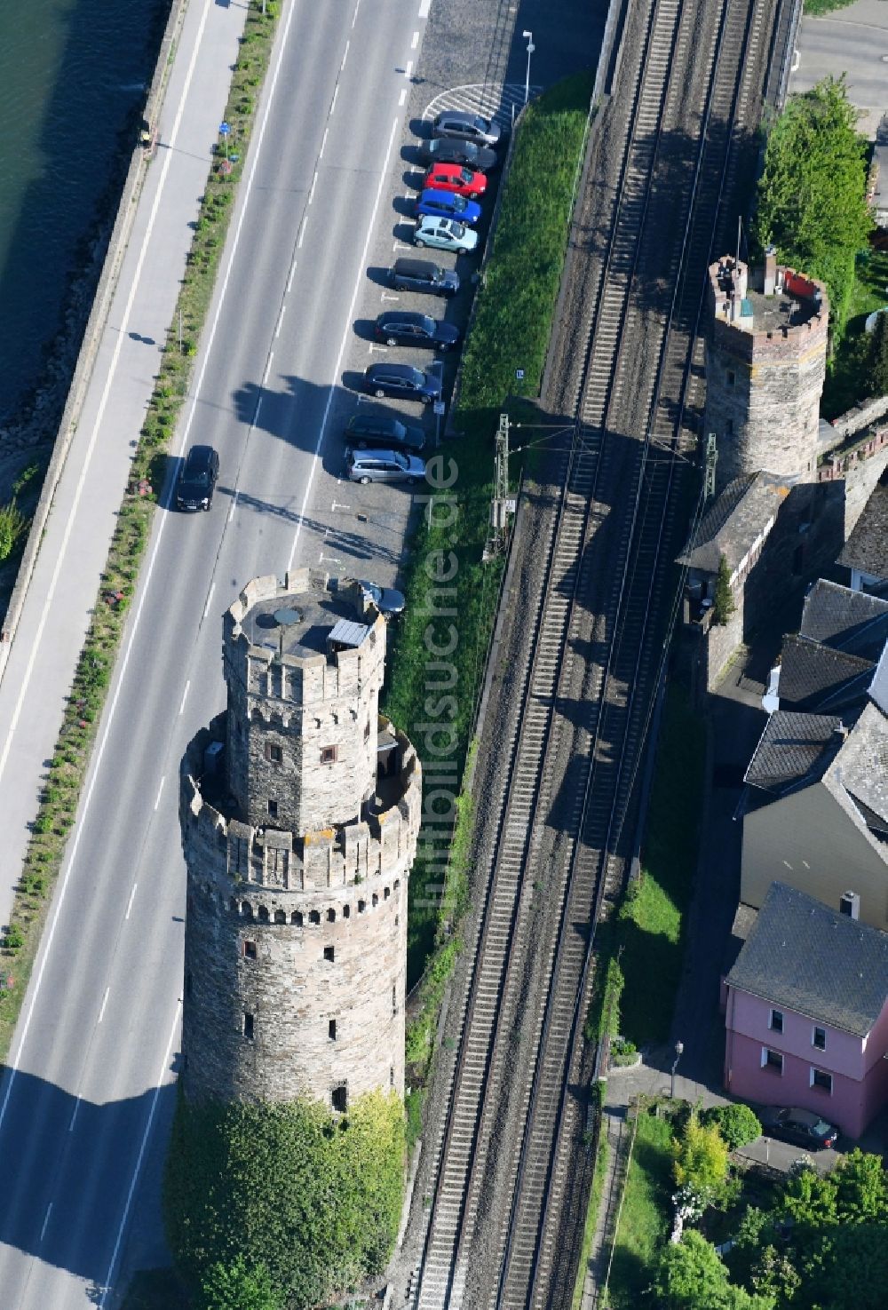 Oberwesel von oben - Bauwerk des Aussichtsturmes Ochsenturm in Oberwesel im Bundesland Rheinland-Pfalz, Deutschland